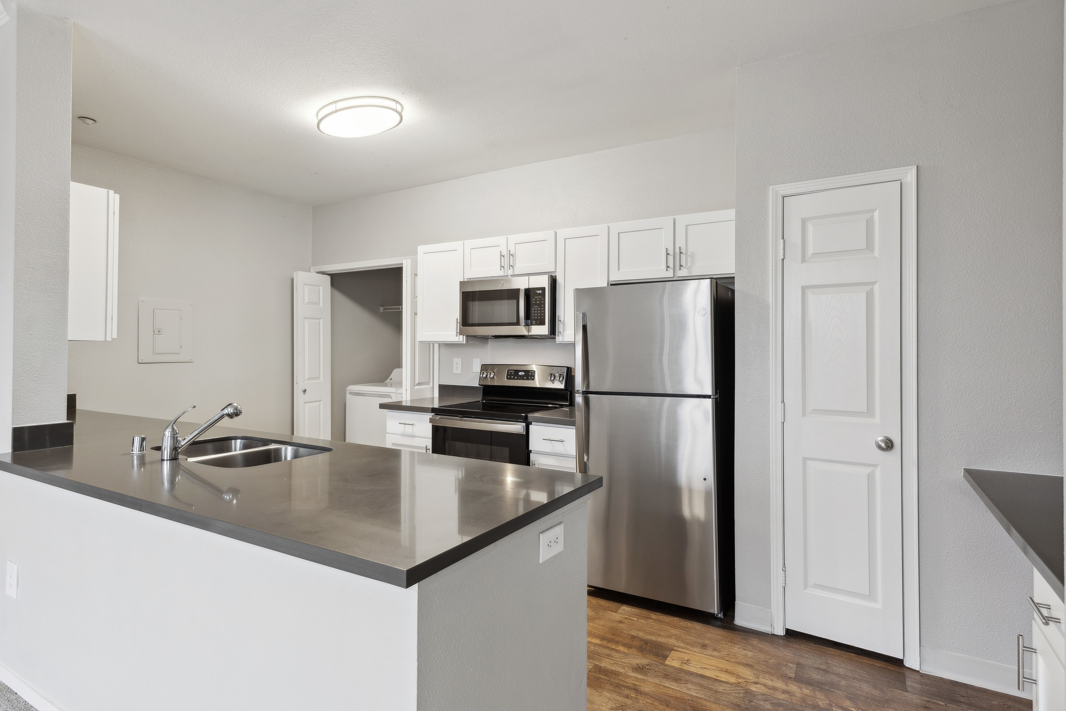 Cross Pointe Apartment Homes photo 4